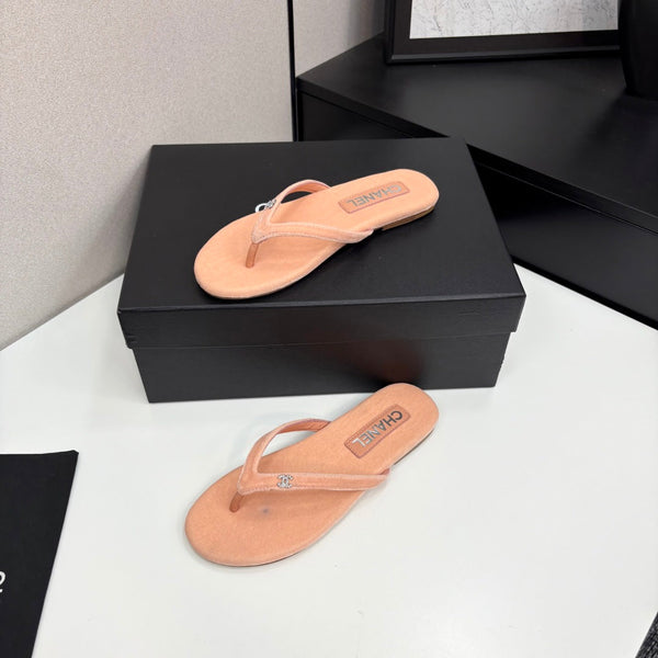 CC Crystal Logo Thong Sandal Salmon Velvet 352481