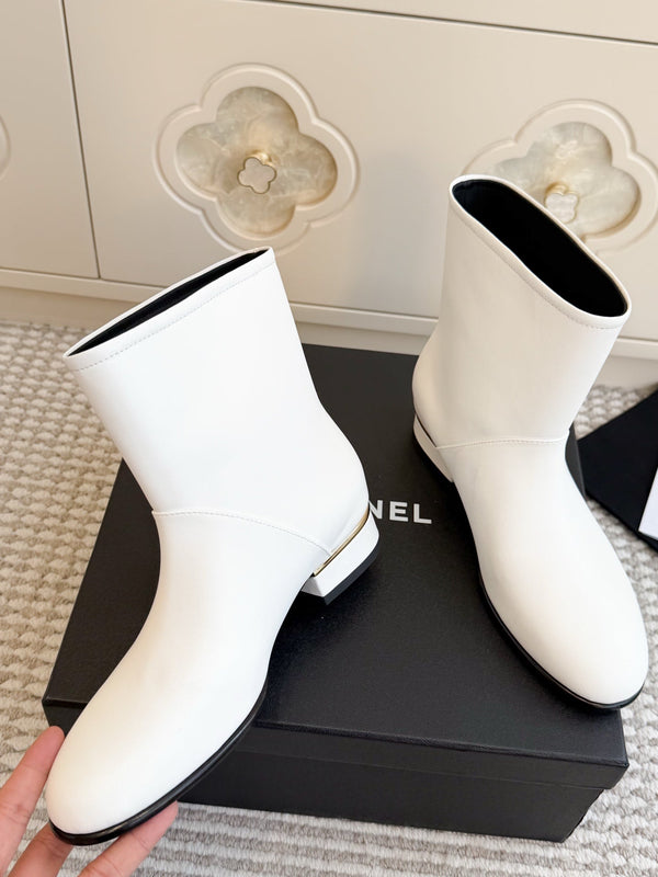 CC 26s Ankle Boots White Leather 122043