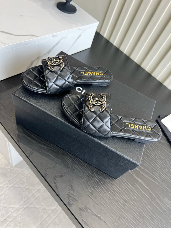 CC 26s Flat Sandals Black Quited Leather 906217
