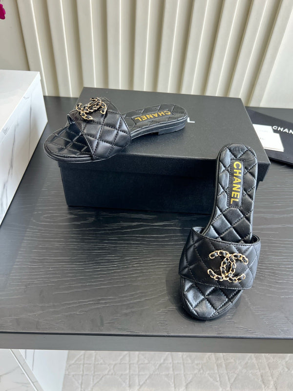 CC 26s Flat Sandals Black Quited Leather 906217