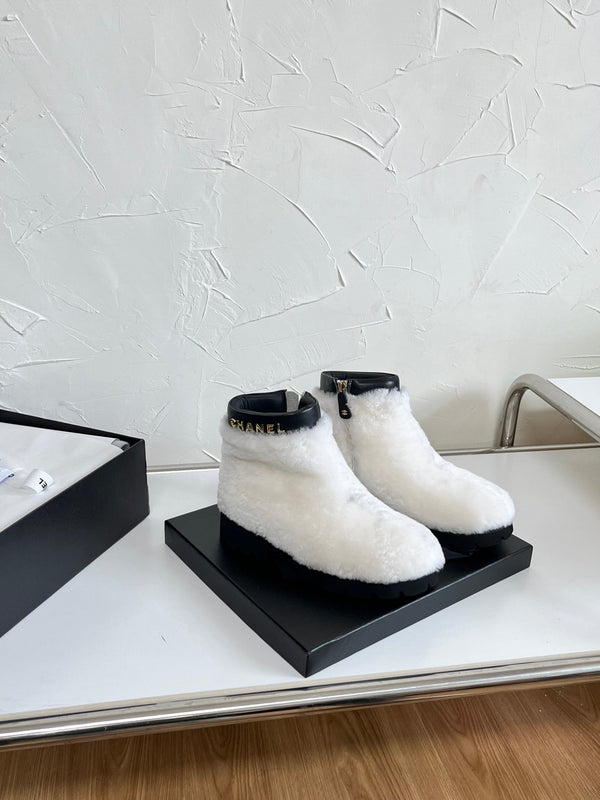 CC Interlocking CC Logo Boots White Shearling Black Leather 543112
