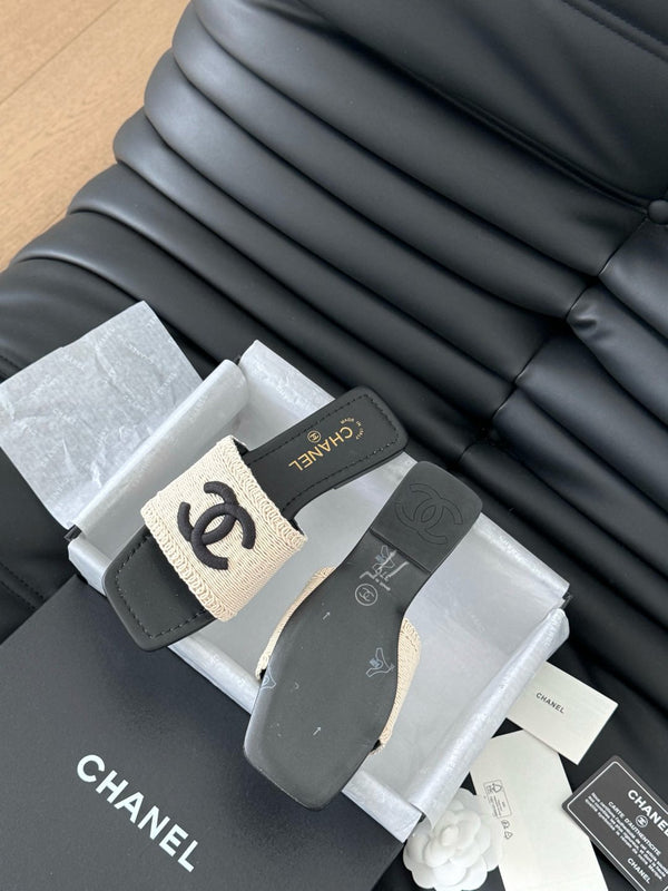 WOVEN SLIDE IN RAFFIA AND BLACK LAMBSKIN
