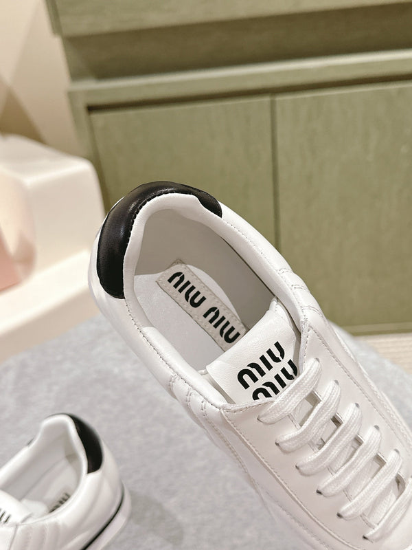 Miu Low-top Pointed Toe Sneakers White Cowhide Suede 445541