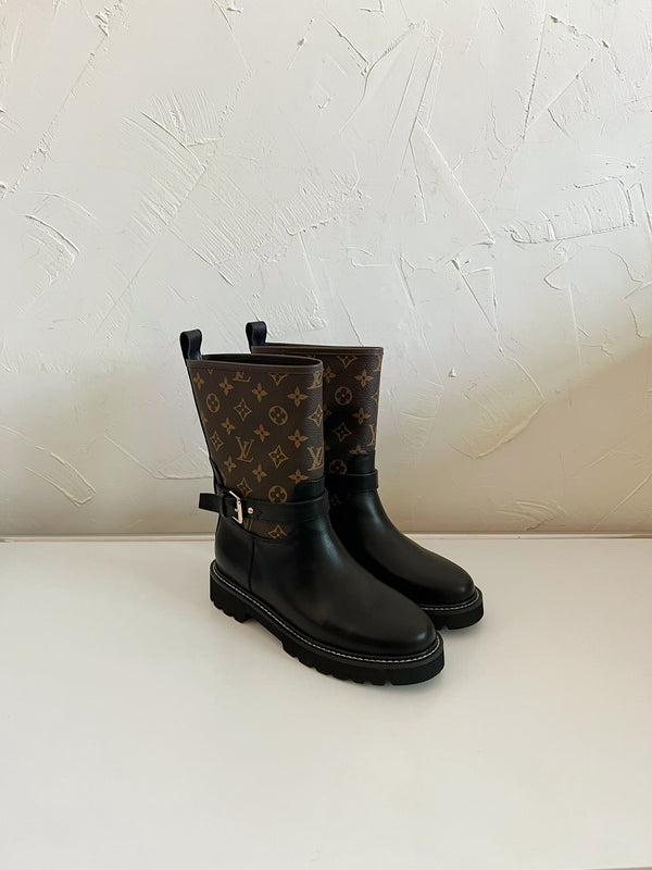 TERRITORY FLAT ANKLE BOOT IN BLACK EMBOSSED CALFSKIN