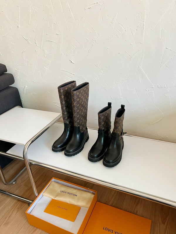 TERRITORY FLAT ANKLE BOOT IN BLACK EMBOSSED CALFSKIN