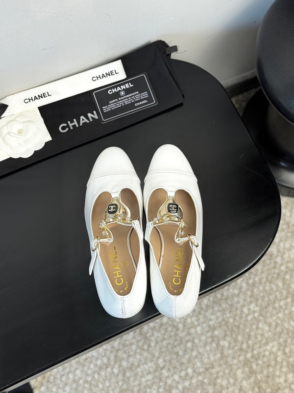 CC 25 Marry Jane White Glossy Lambskin 329764