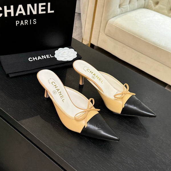 CC 26s Métiers d'Art Pointed-Toe Mule Beige Black Sheepskin 700618