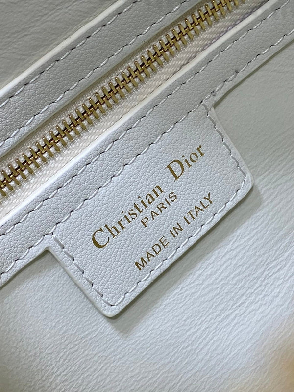 GROOVE 25 BAG IN WHITE MACROCANNAGE CALFSKIN WITH GOLD HARDWARE