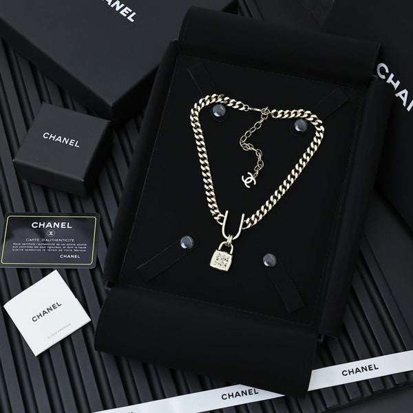 PADLOCK NECKLACE WITH DOUBLE C LOGO IN GOLD METAL
