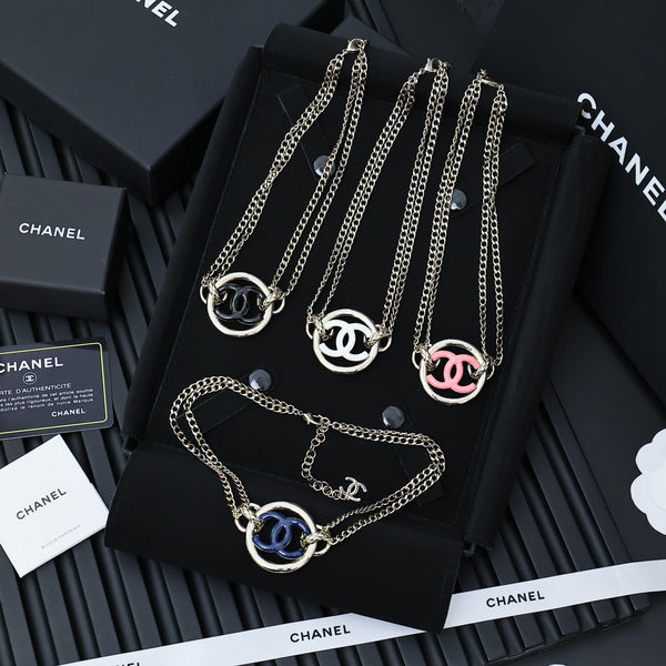 CHAIN CHOKER IN GOLD-PLATED METAL WITH ENAMEL COLORS AND ROUND LOGO PENDANT