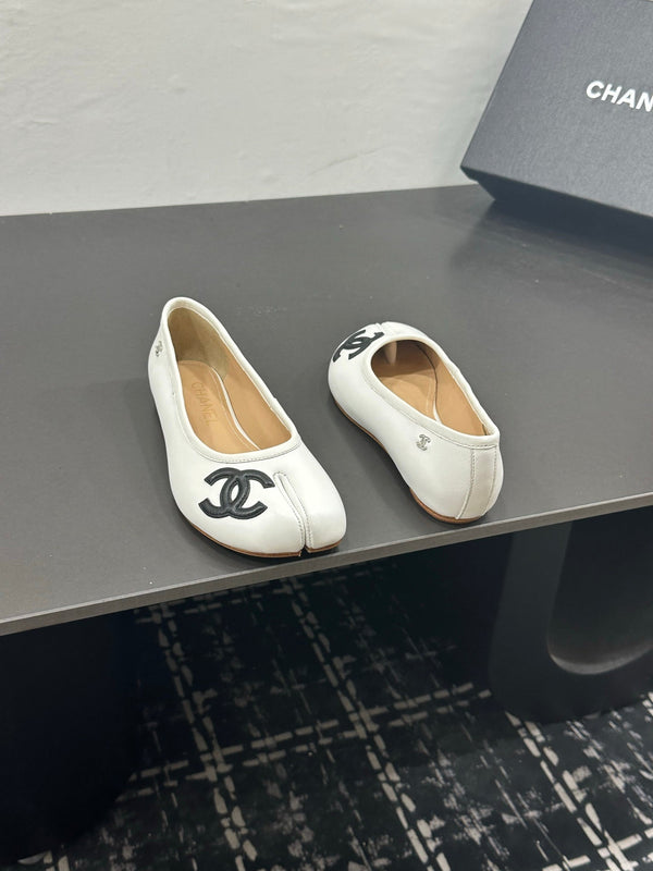 CC 26s Coco Beach Split-Toe Ballet Flats White Lambskin 832537