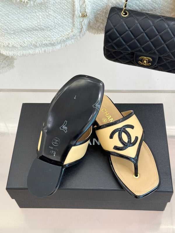 CC 26s Thong Sandal Black Beige Lambskin Patent Leather 917802