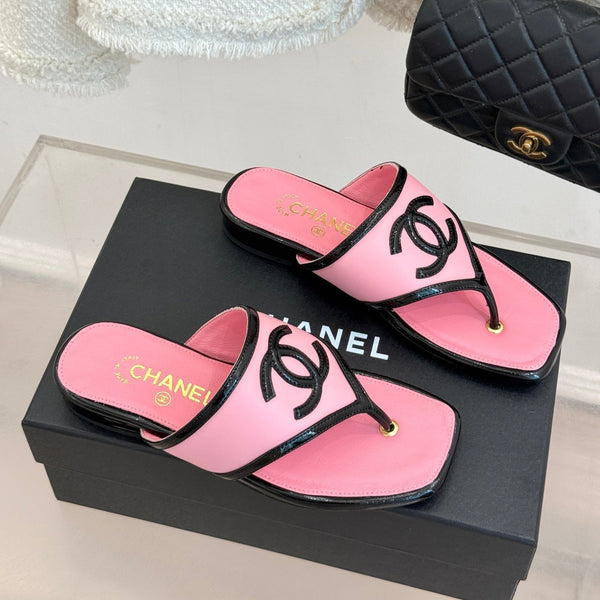 CC 26s Thong Sandal Black Pink Lambskin Patent Leather 917804