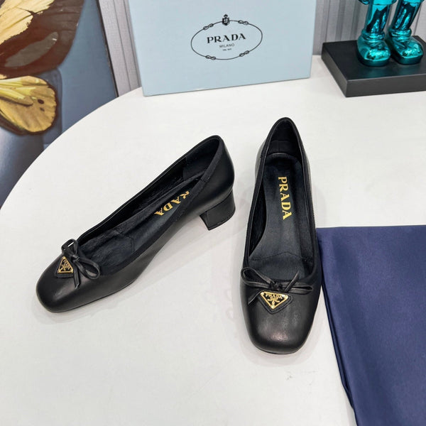 Prad 26s Round Toe Pumps Block Heel 40mm In Black Calfskin With Bow