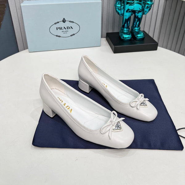 Prad 26s Round Toe Pumps Block Heel 40mm In White Calfskin With Bow