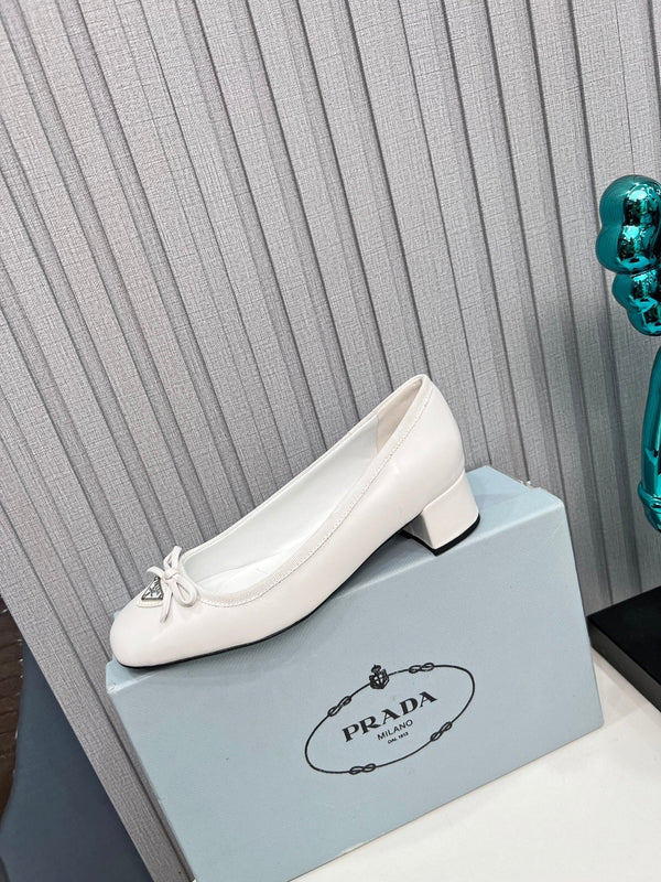Prad 26s Round Toe Pumps Block Heel 40mm In White Calfskin With Bow