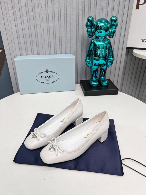 Prad 26s Round Toe Pumps Block Heel 40mm In White Calfskin With Bow