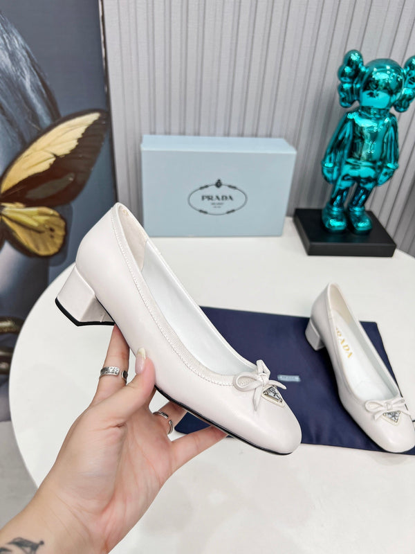 Prad 26s Round Toe Pumps Block Heel 40mm In White Calfskin With Bow