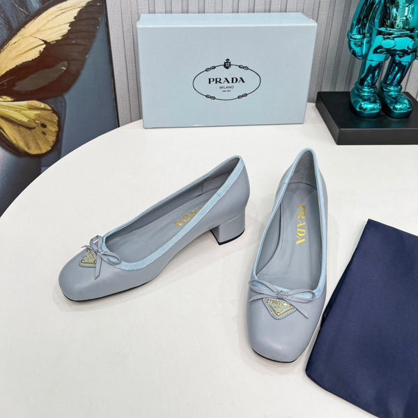 Prad 26s Round Toe Pumps Block Heel 40mm In Light Blue Calfskin With Bow