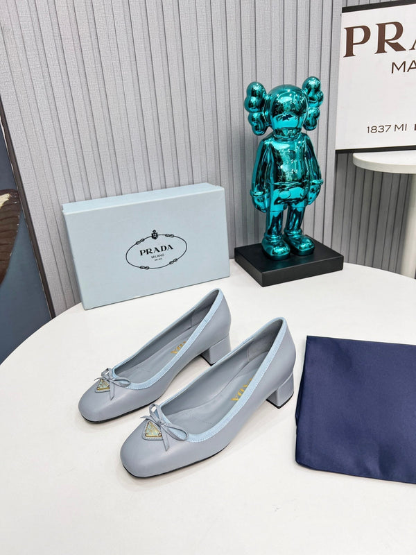 Prad 26s Round Toe Pumps Block Heel 40mm In Light Blue Calfskin With Bow