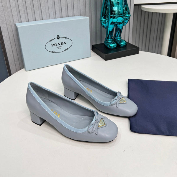 Prad 26s Round Toe Pumps Block Heel 40mm In Light Blue Calfskin With Bow