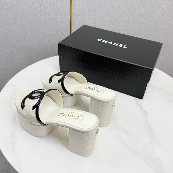 CC 26s Block Heel Sandals 10cm White Crocodile-Embossed Calfskin