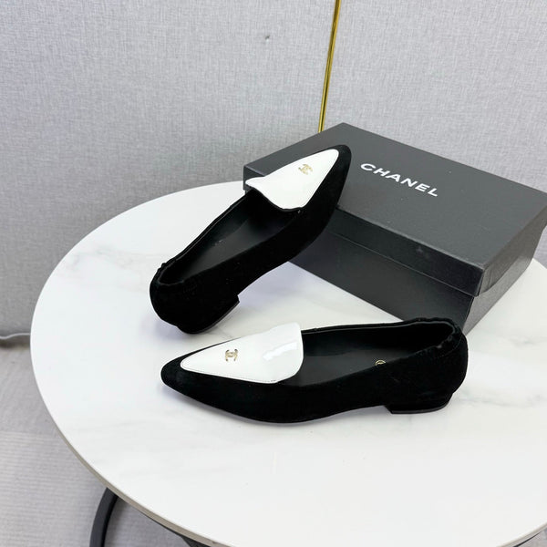 CC 26s Pointed Loafers Black White Suede Patent Leather 972785