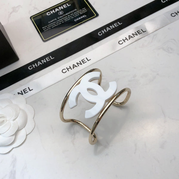 DOUBLE C BRACELET IN GOLD METAL RESIN LOGO