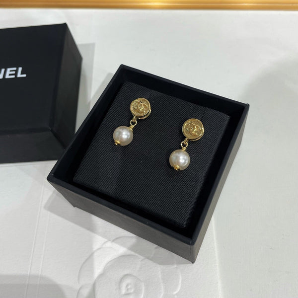 CC 26FW Gorgeous Pearl Gold Earrings 005