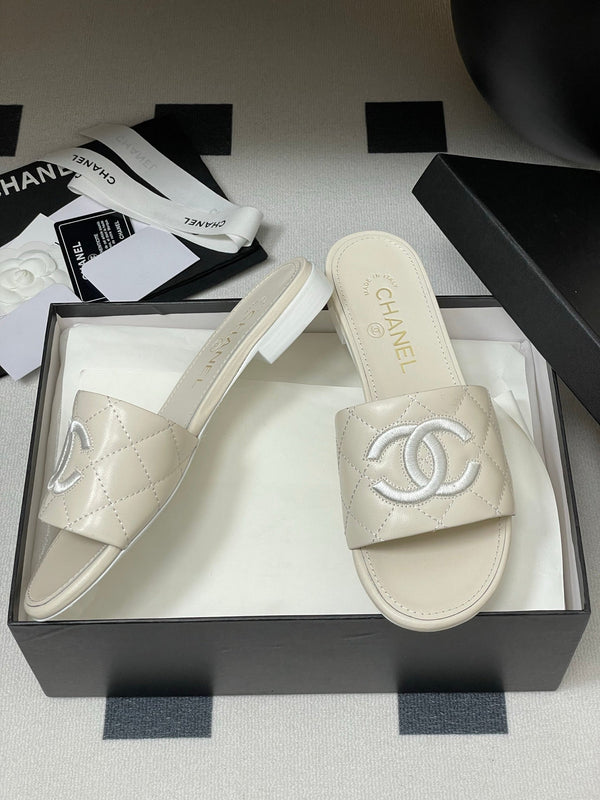 25S Embroidery Double C Mule 15mm White Lambskin 247583