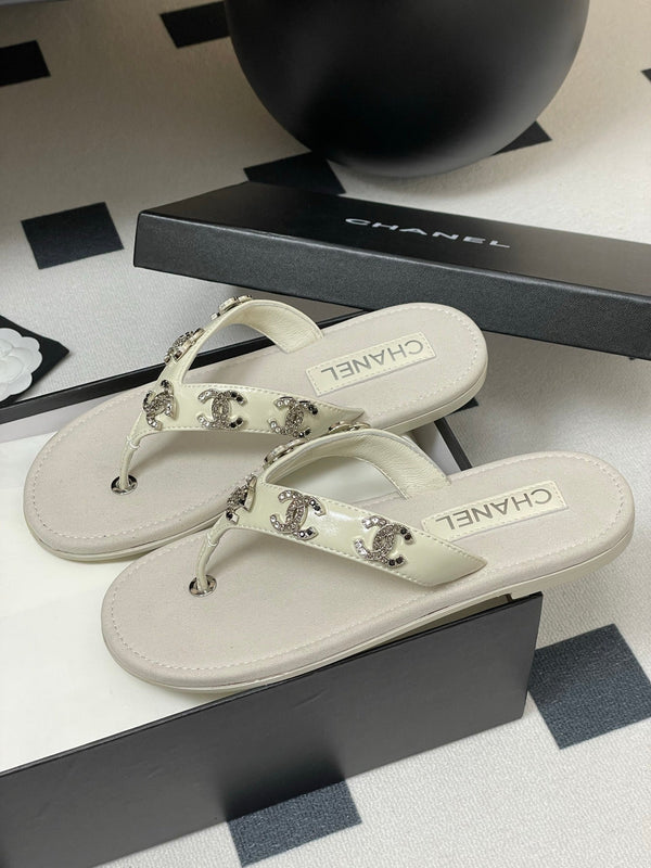 CC 25P Double C 5 Motifs Thongs Sandal Grey Sheepskin 247698