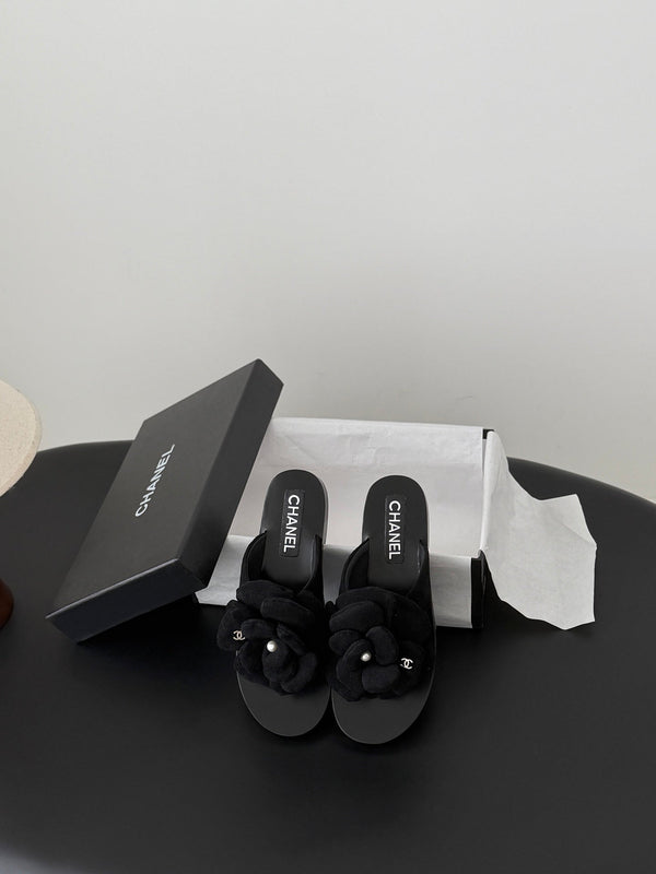 CC 26K Camellia Slippers Black Suede 914833