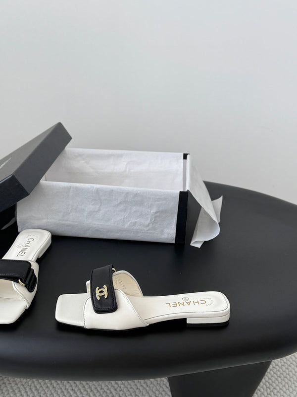 CC 26s Buckle Slippers White Black Leather 829739