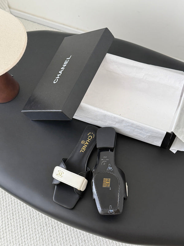 CC 26s Buckle Slippers White Black Leather 829741