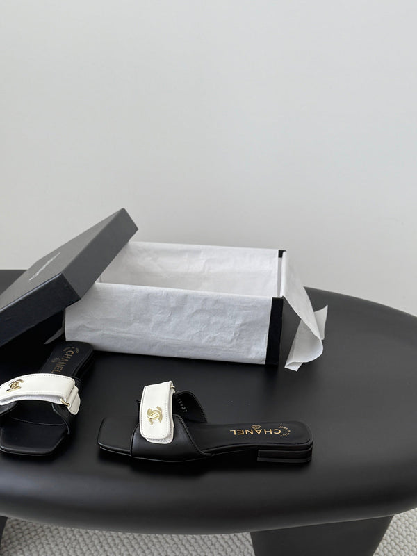 CC 26s Buckle Slippers White Black Leather 829741