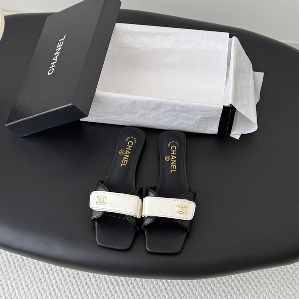 CC 26s Buckle Slippers White Black Leather 829741