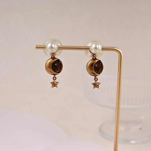 CD 26S Star Logo Pearl Drop Earrings In Gold Tone Metal 629949
