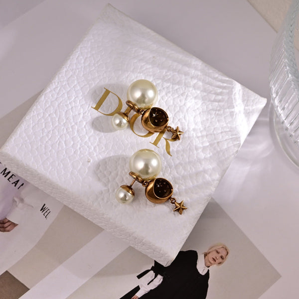CD 26S Star Logo Pearl Drop Earrings In Gold Tone Metal 629949