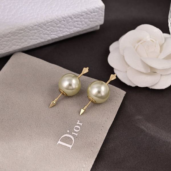 CD 26S Double Pearl Arrow Stud Earrings In Gold Tone Metal 631863