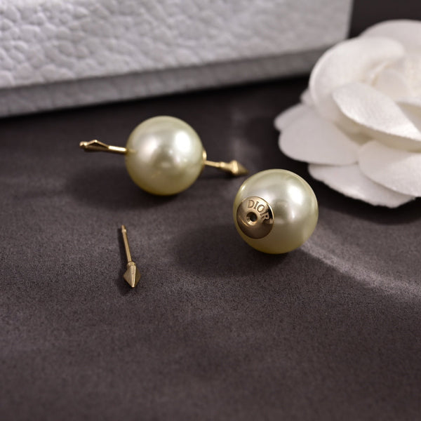 CD 26S Double Pearl Arrow Stud Earrings In Gold Tone Metal 631863