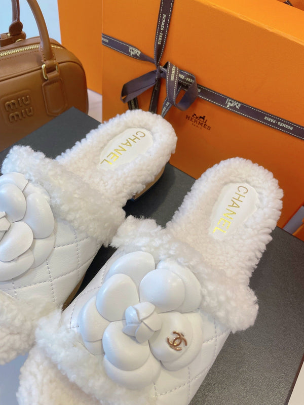 CC 25C Logo Slippers 50mm White Shearling Wood Sheepskin 423695