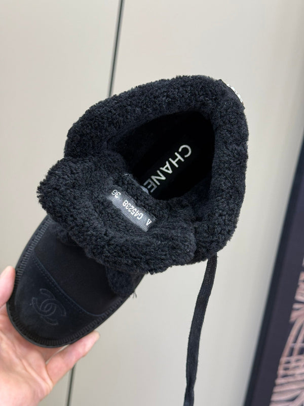 SHORT BOOTS IN BLACK GRAIN PEBBLE CALFSKIN