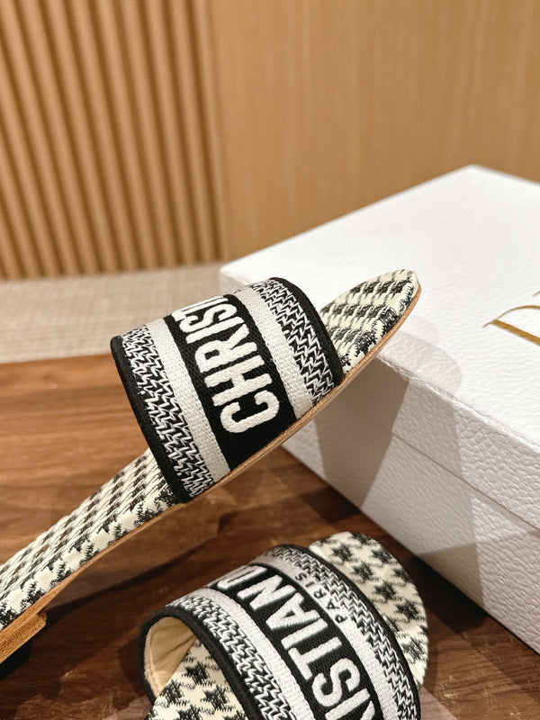 CD 26s D-Club Flat Slides In Black And White Houndstooth