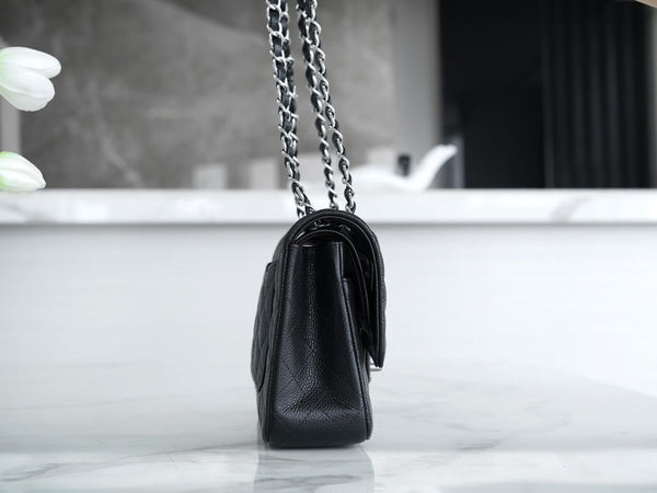 CLASSIC FLAP 25 BLACK CAVIAR SILVER HARDWARE