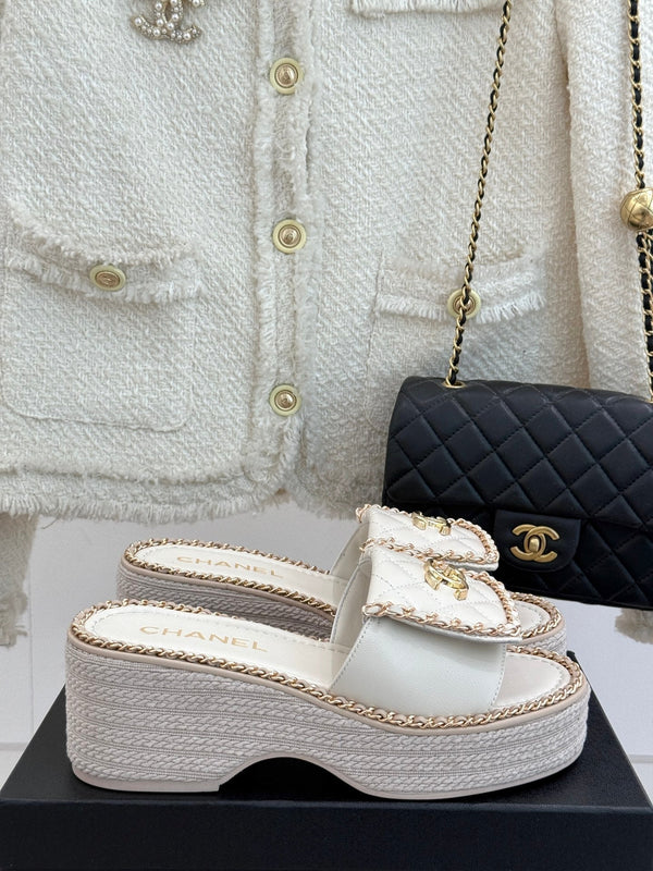 THICK-SOLED CHAIN HEART SLIPPER IN WHITE LAMBSKIN