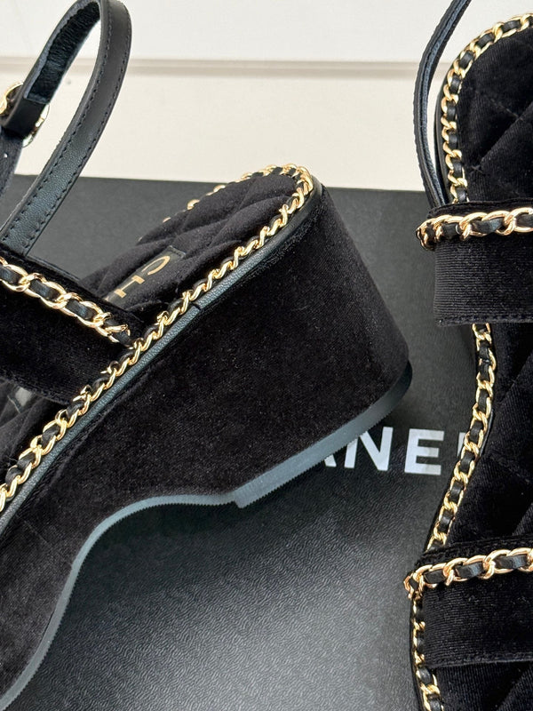 THICK-SOLED CHAIN HEART SANDAL IN BLACK VELVET