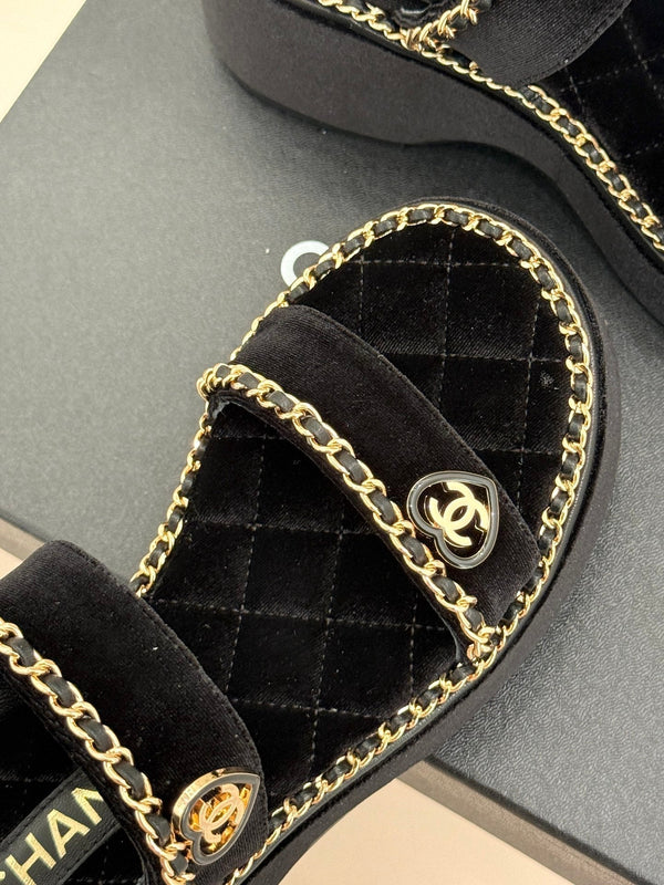 THICK-SOLED CHAIN HEART SANDAL IN BLACK VELVET