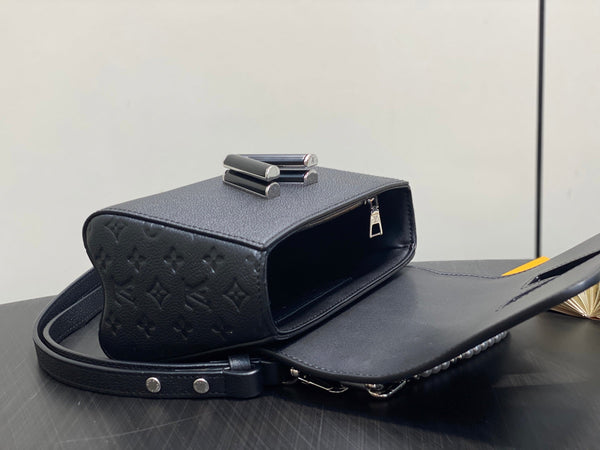 Twist MM Slim 23cm Black Calfskin