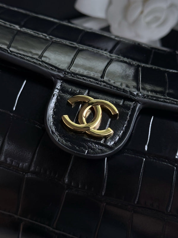 CC 26s Clutch With Chain 23cm Black Crocodile Embossed Calfskin
