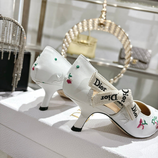 CD 26 High Heel Pump Flower 45 White Sheepskin Ribbon 679716